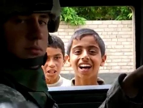 Un soldat fait peur à des enfants