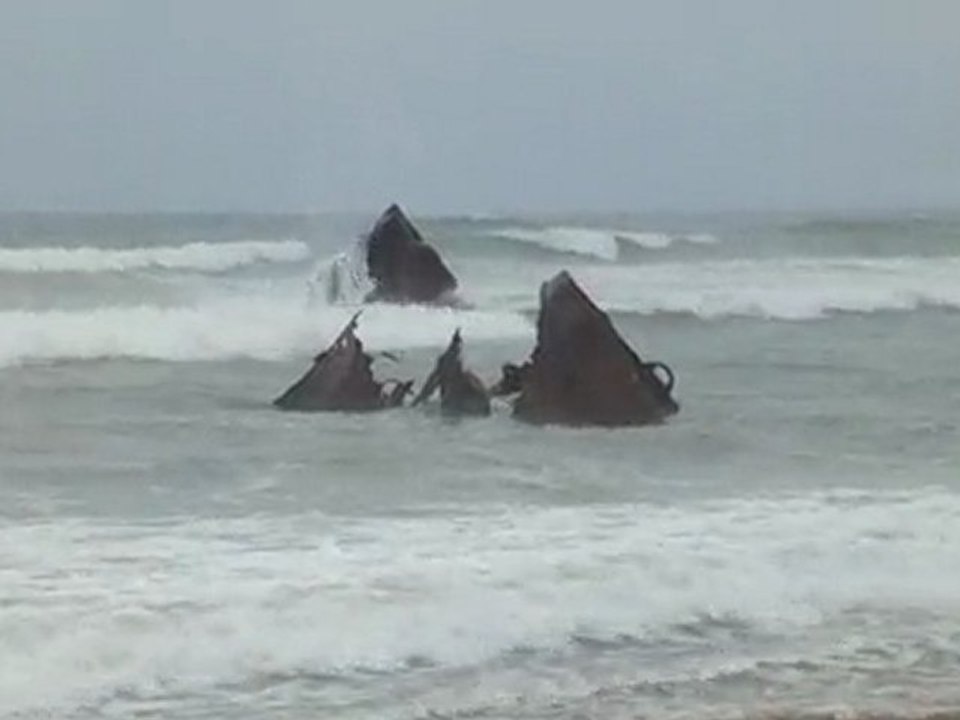 Restes de bâteau sur la plage au sud de Sidi Ifni