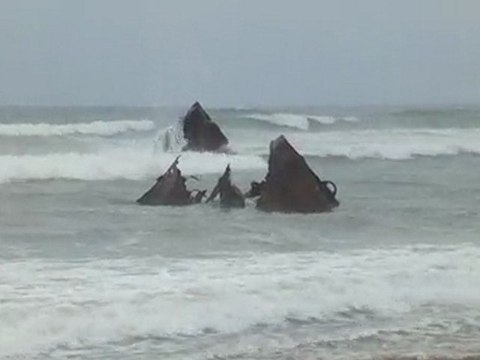 Restes de bâteau sur la plage au sud de Sidi Ifni