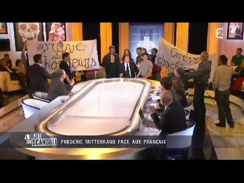 des chômeurs sur le plateau de L'objet du scandale en direct