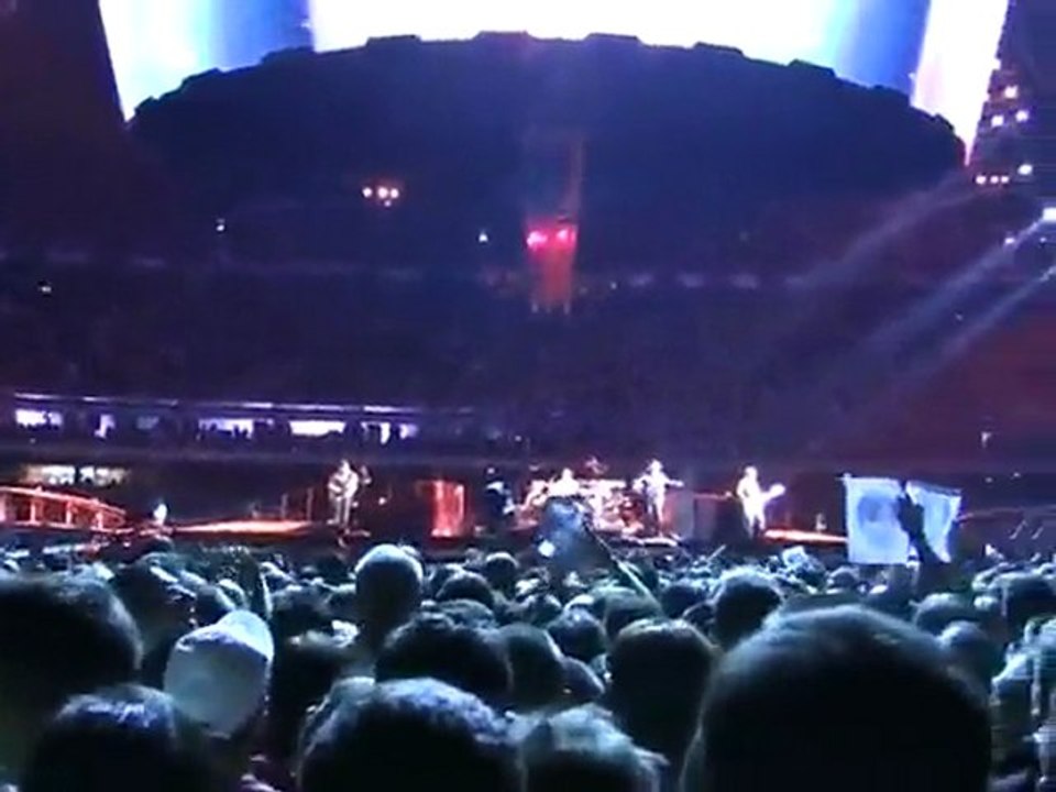 U2 - Walk on - Live in Paris Stade de France (11-07-2009)