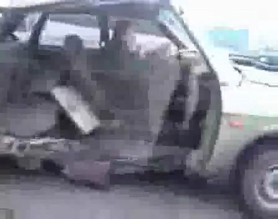 Voiture pourrie sur une autoroute en Russie