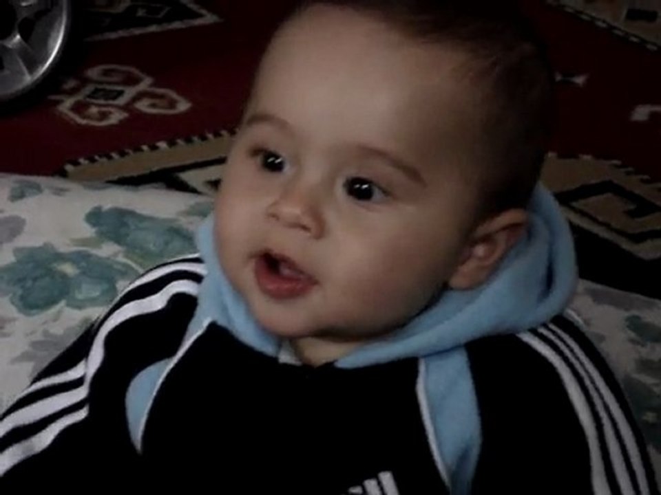 Anaël discute (8 mois)