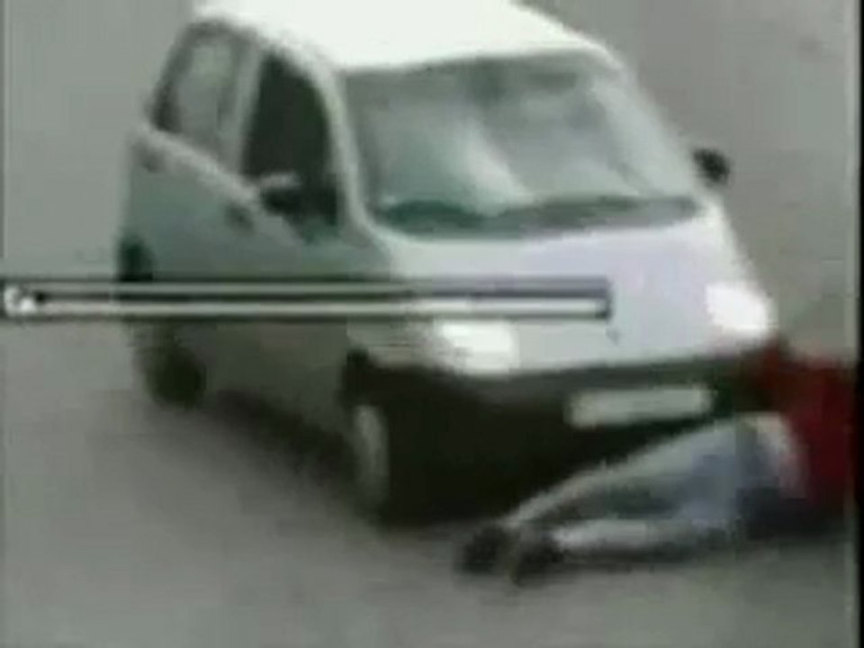 investe in auto il suo aggressore