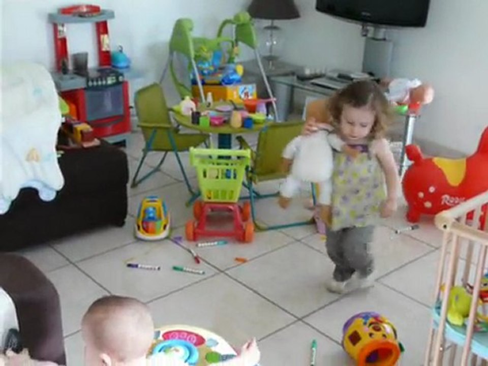 Noé trotte et Emie joue