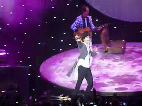 4 - blue eyes - Concert du 26 avril 2010 - MIKA