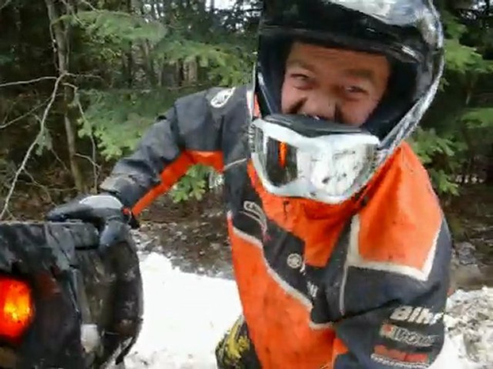 quad planté dans la neige