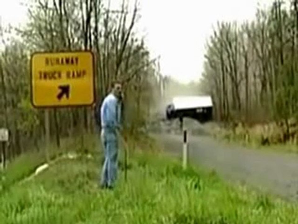 Il roule comme un fou en camion