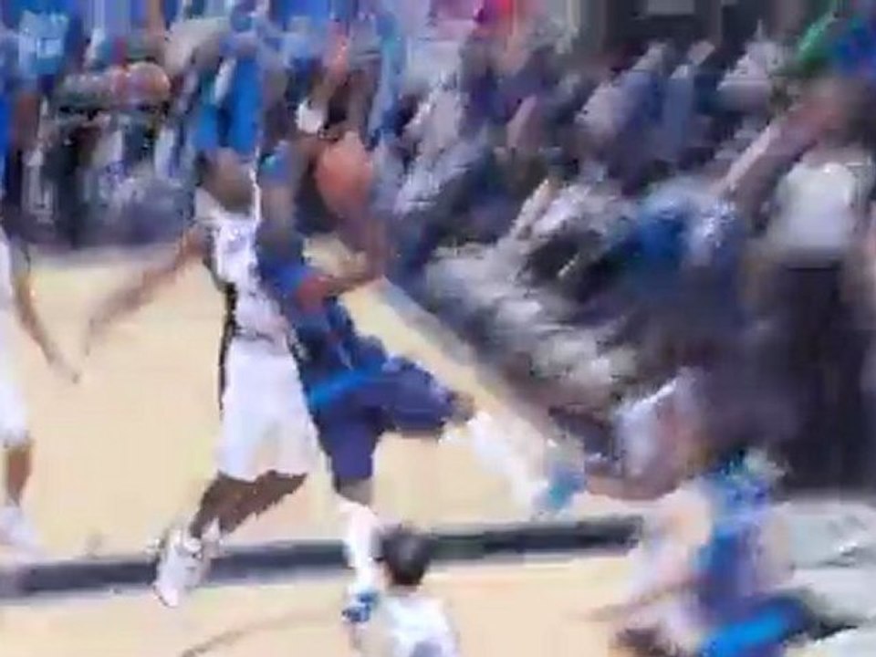 Antonio McDyess goes up against Jason Terry and rejects his