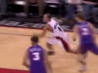 Jerryd Bayless tries to jam in Grant Hill's face but Grant H