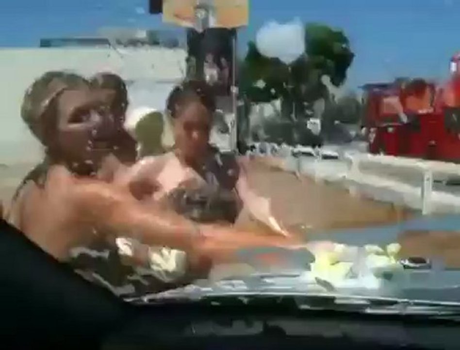 Le principesse Leia lavano le auto
