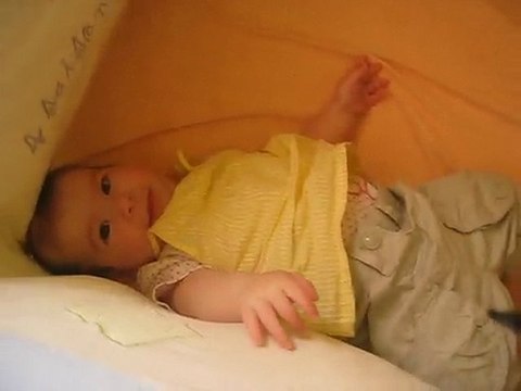 Louane se retourne du ventre sur le dos