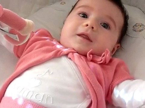 2010-04-29 Neige s'éclate dans son petit lit