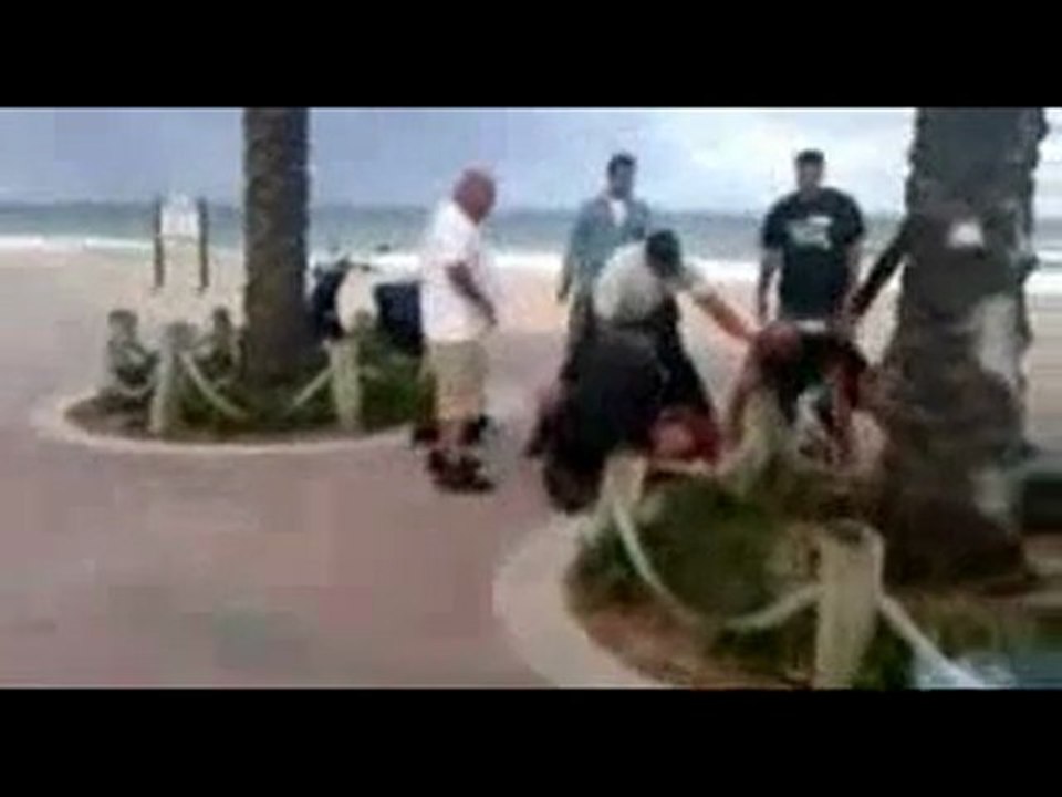 Un homme bourré fait le fou dans la rue