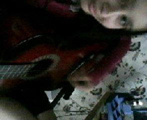 Valentine joue de la guitare xD