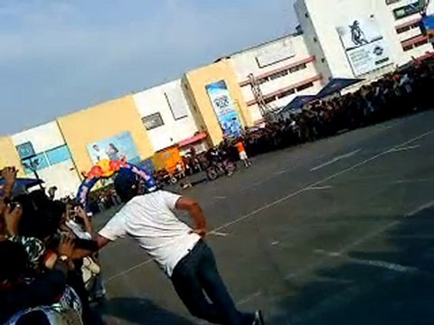 Chris Pfeiffer stunts in Mumbai