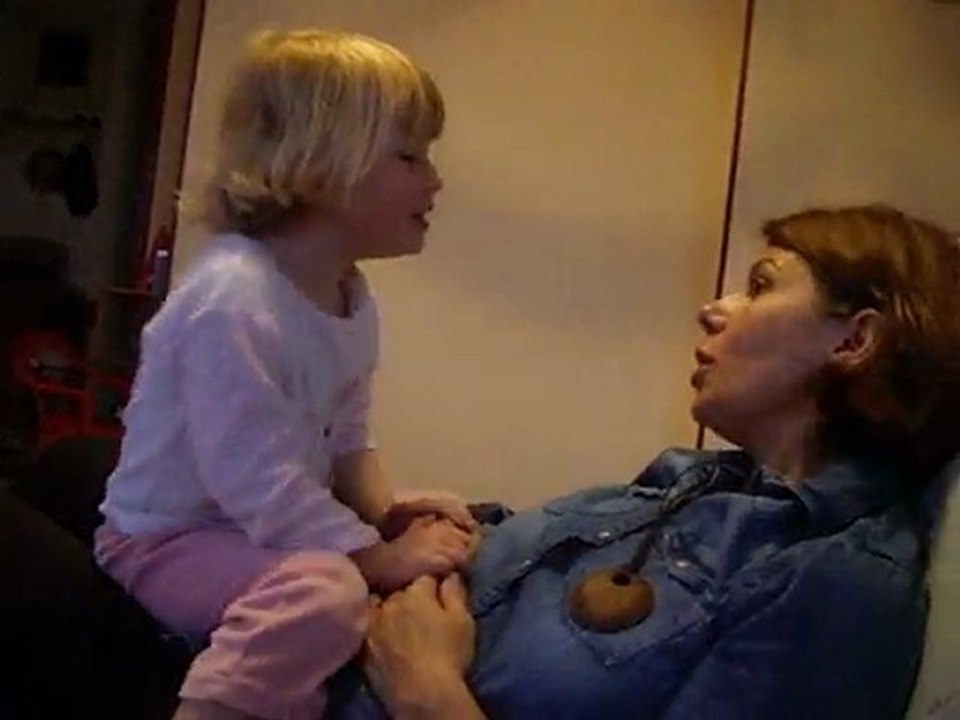 Eléa chante et compte avec maman