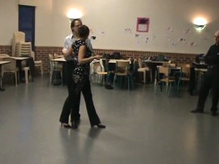 ouverture laterale femme + pied entre les jambes