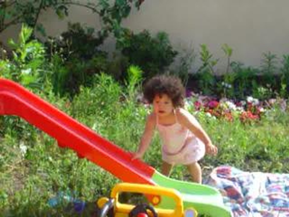 Mila sur le toboggan juin 2006
