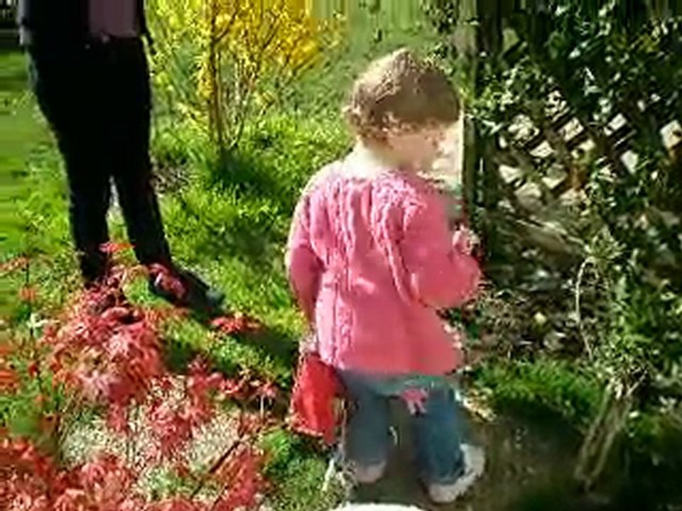 Paques 2010 "angie cherches ses oeufs!