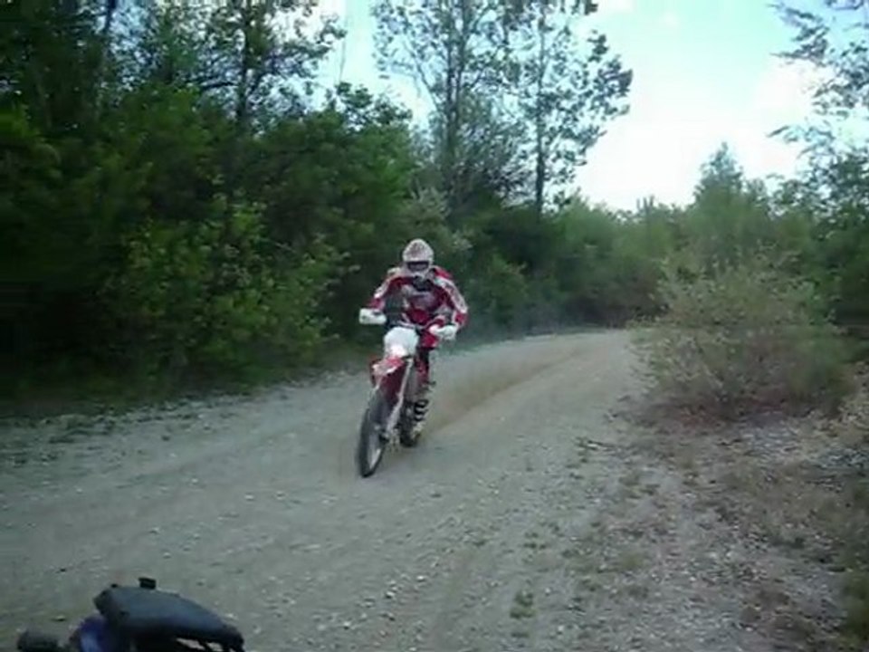 Passage HM CRE 125 dans une carrière