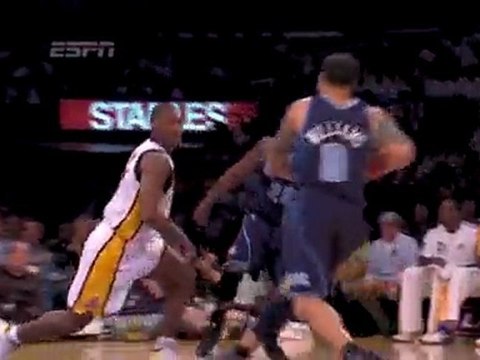 Deron Williams throws down the monster dunk off the assist f