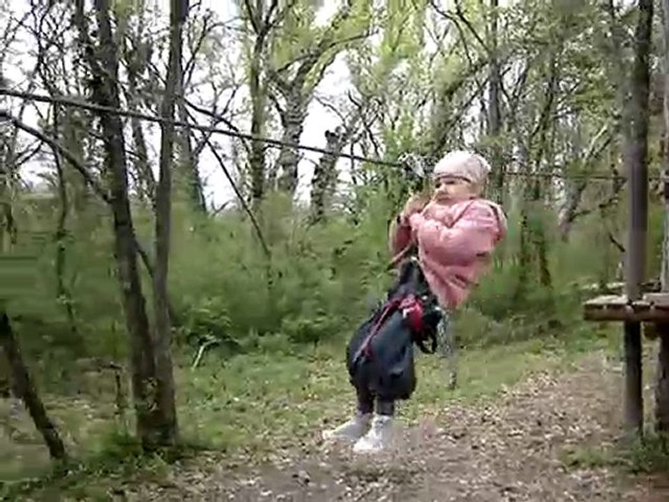 Petite tirolienne à l'accrobranche