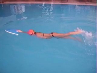 Ayşegül hanım yüzme dersinde