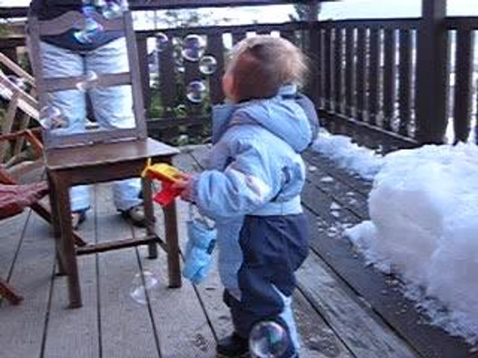 Manon et les bulles - Mars 2006