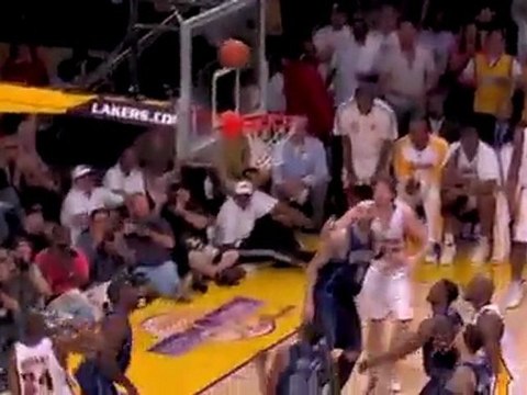 Kobe Bryant scores 31 points to lead the Lakers to a Game 1