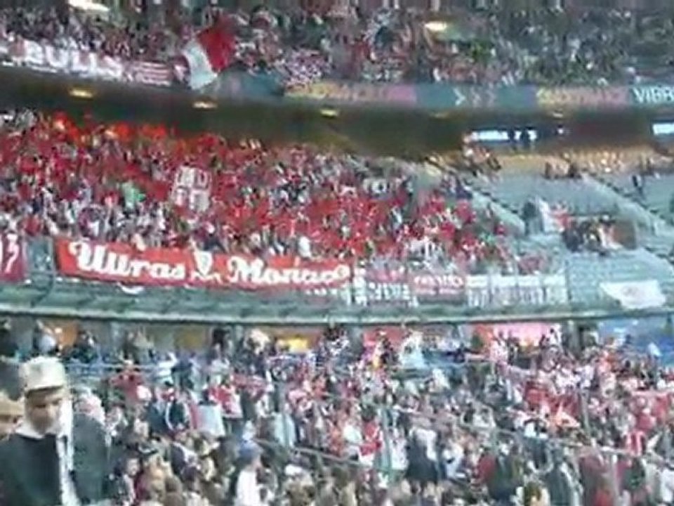 Finale PSG Monaco: parcage monaco : drapeaux  monégasques