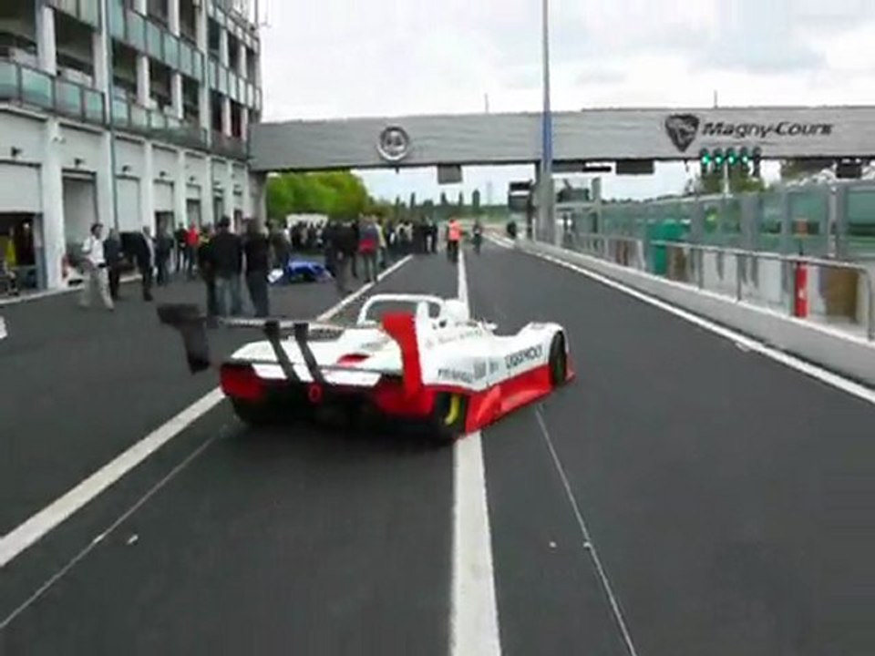 Osella PA 18 à Magny Cours (départ des stands)