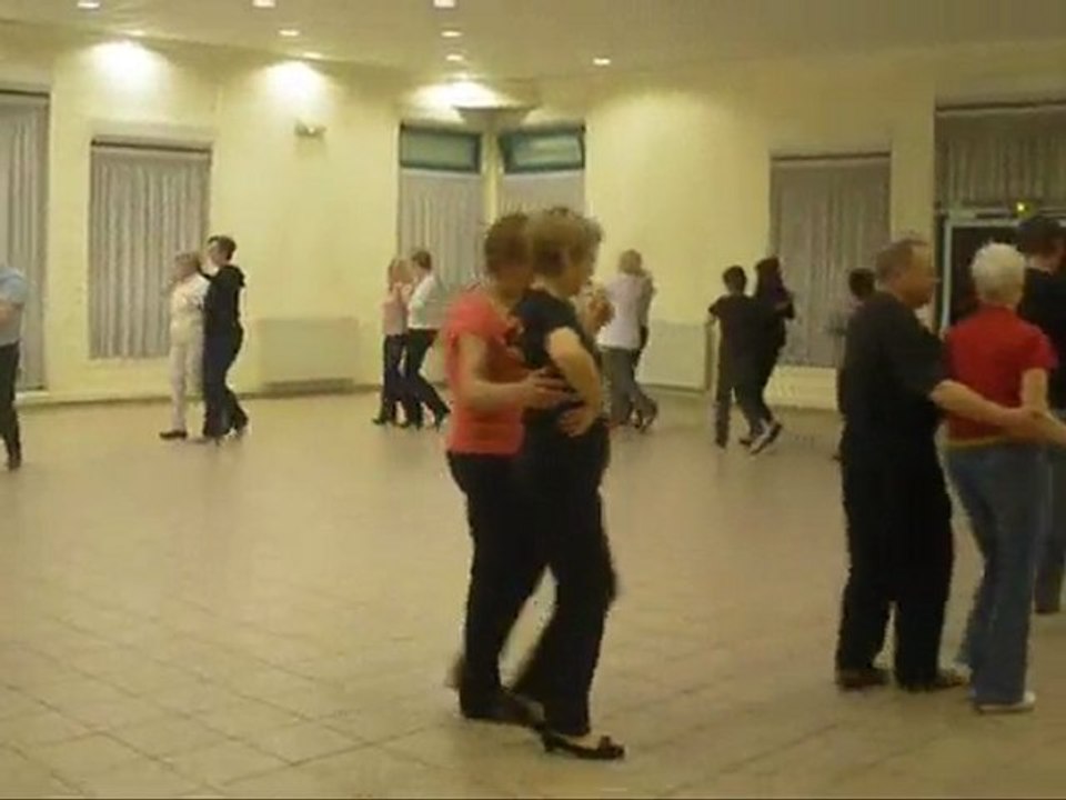 Play me a dancer couple