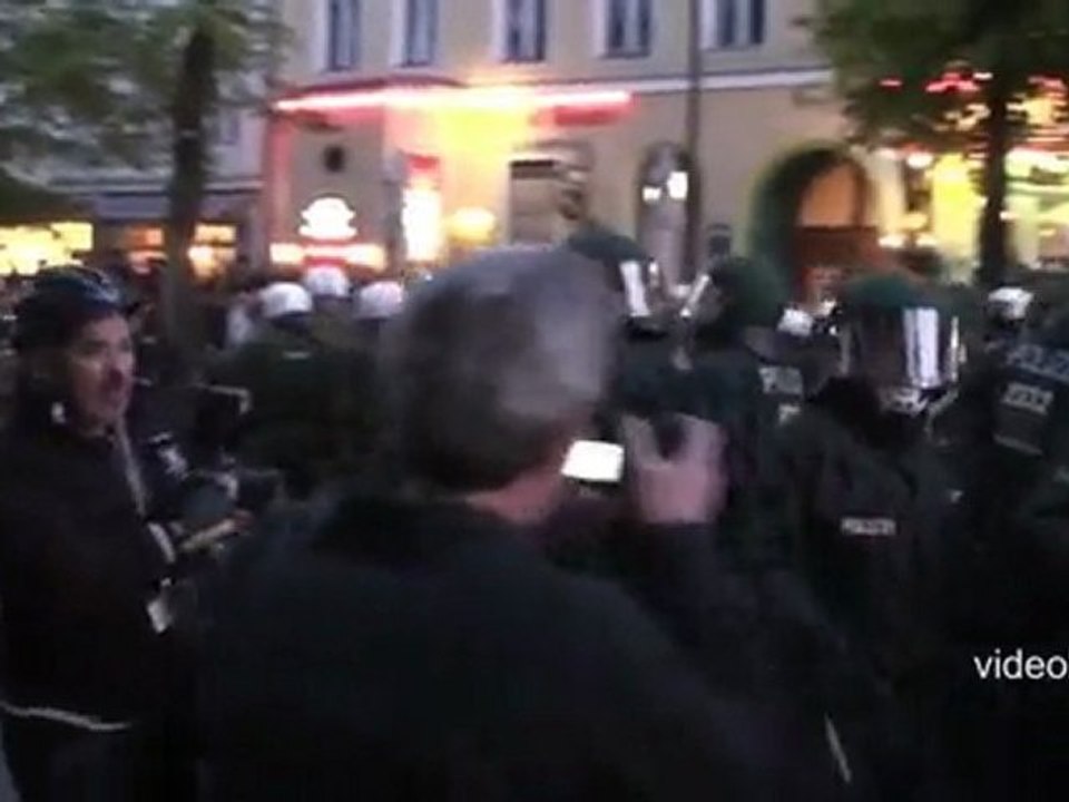 1.Mai 2010 am Spreewaldplatz - Flaschen auf Polizisten