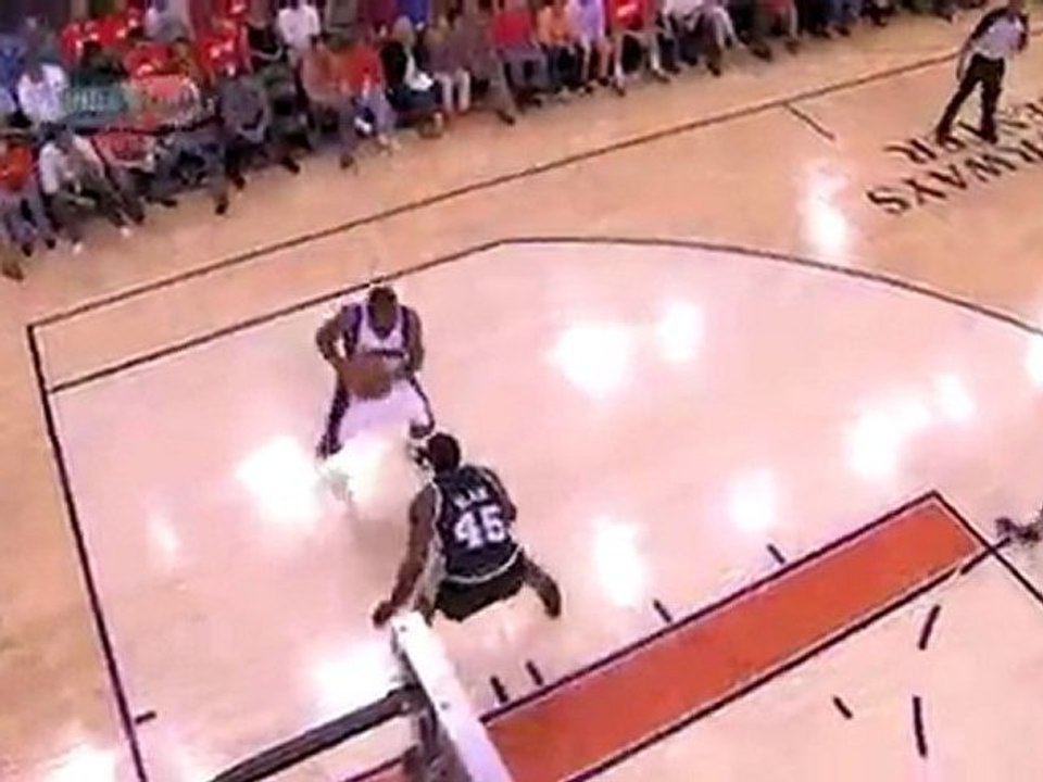 Amar'e Stoudemire gets DeJuan Blair to bite on the fake then