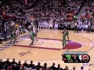 Mo Williams finds Shaquille O'Neal on the inside with a nice