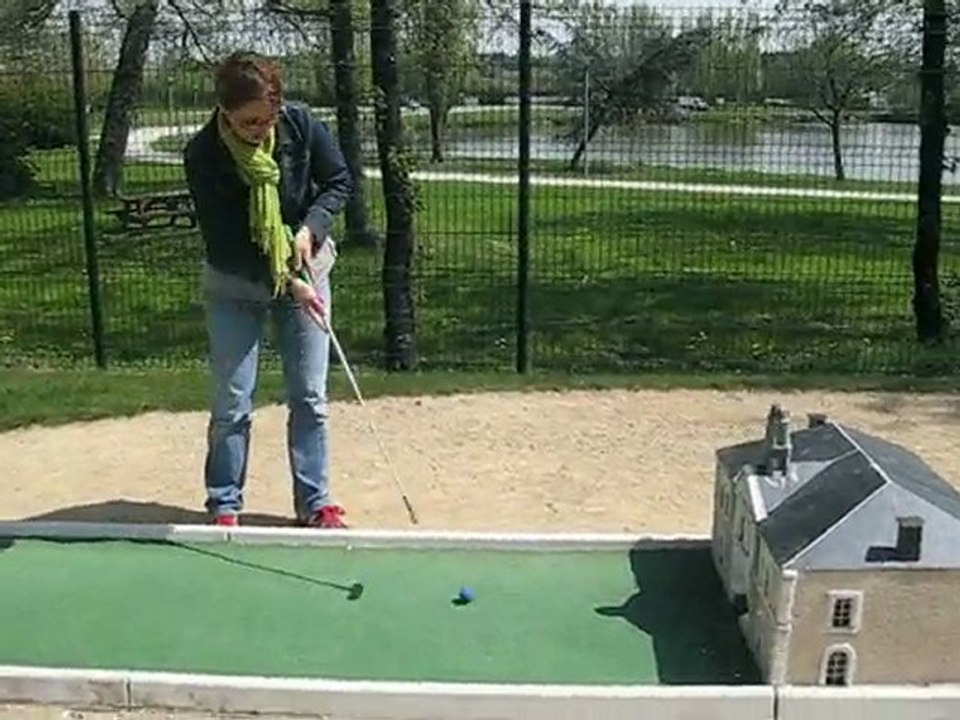 karen joue au golf