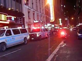 Arrivée NYPD et SWAT sur times squares samedi soir!!