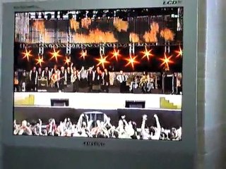 Italian man singing Boleh, Boleh Tak boleh