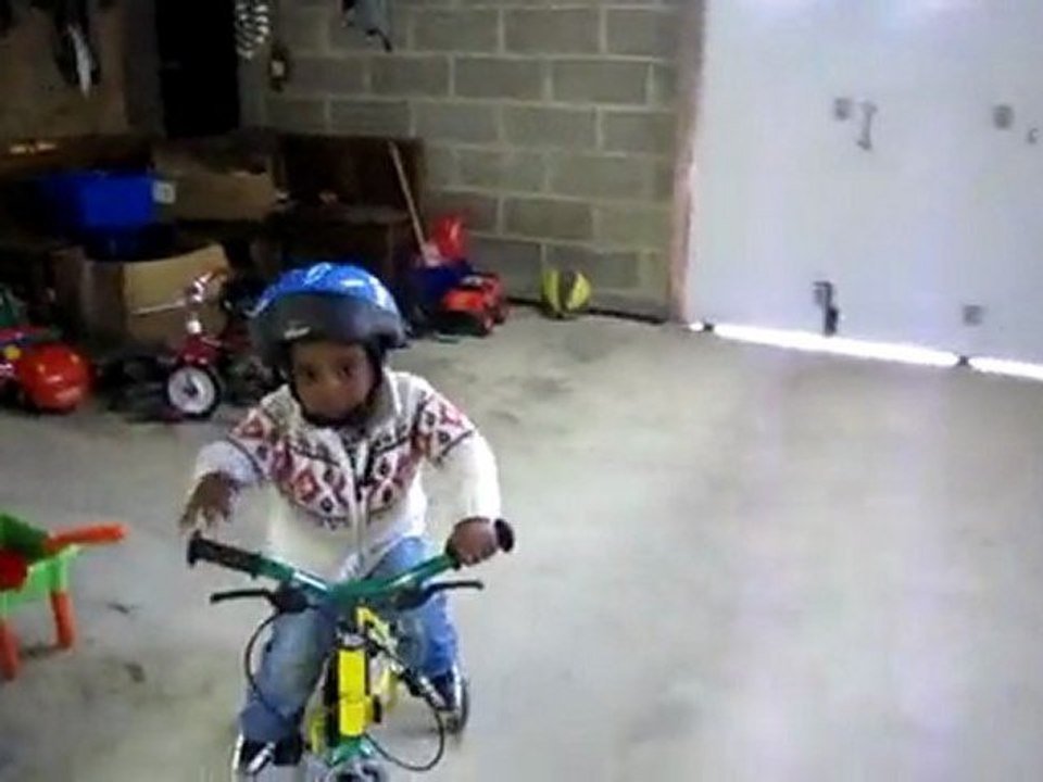 Zachary fait du vélo à roulette !!!