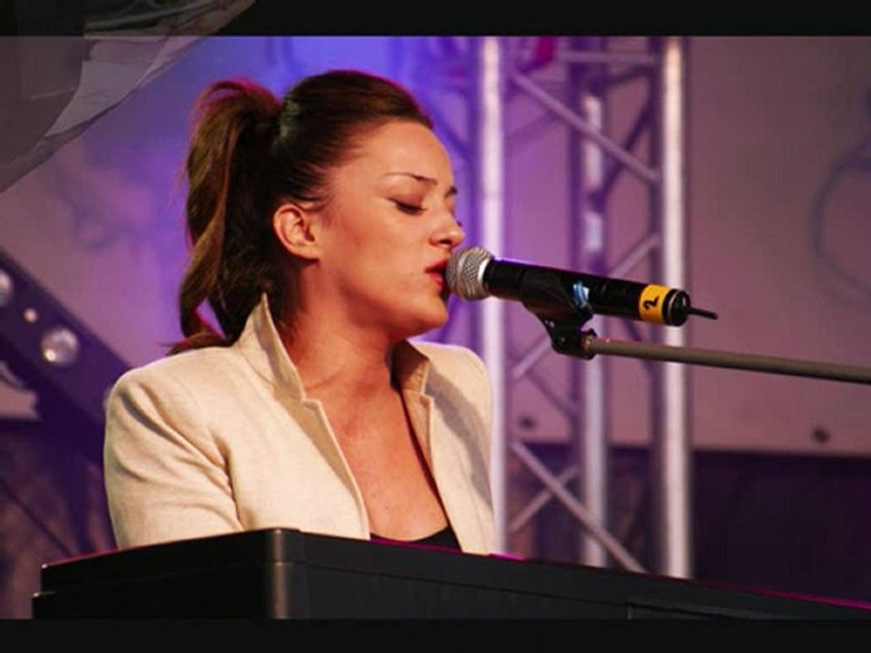 LEA CASTEL fete du muget 1er mai 2010 à GUINES