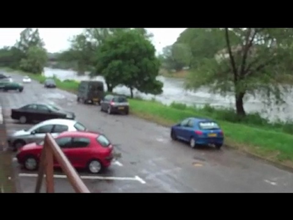 L'Aude monte à Carcassonne (le 4 mai 2010)