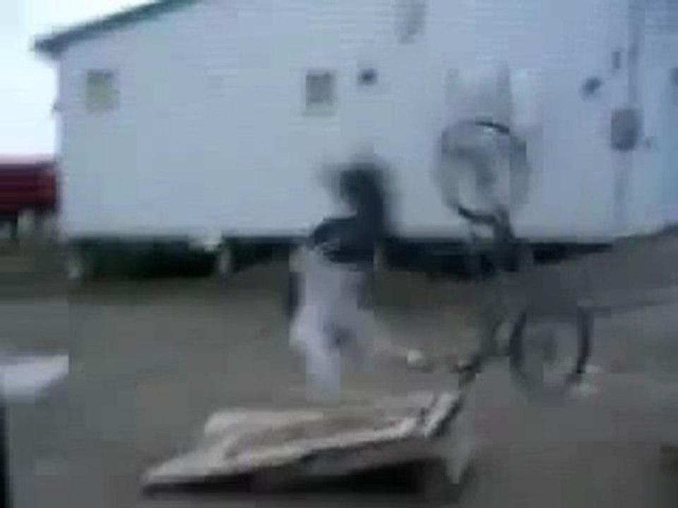 Régis se casse la gueule avec son vélo