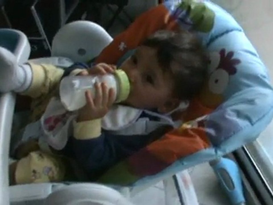 la prima poppata dal biberon