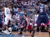 Jameer Nelson flips the ball up to Dwight Howard for the rim