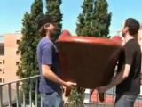 Traslocatori lanciano mobili dal tetto