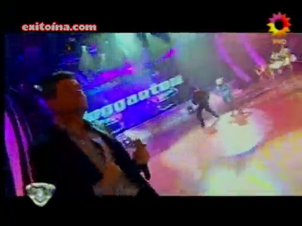 Exitoina.com - Sara "Paddy" Jones baila reggaeton