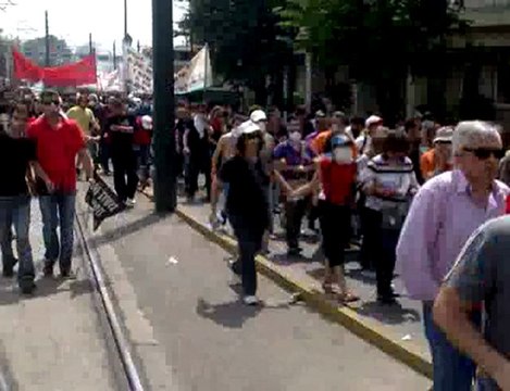 Le cortège des manifestants dans les rues d'Athènes