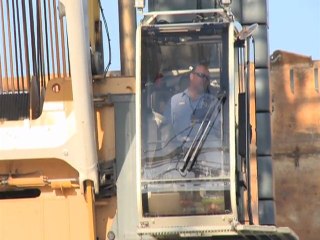 BP builds dome to stop massive oil leak