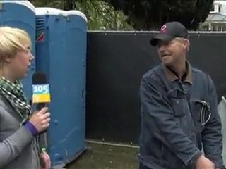 Régis se lave les mains dans l'urine